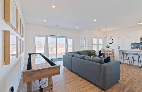 Davenport House | Relax at Friday Bay Retreat With Beautiful Lake Views .25 miles to Lake Trail