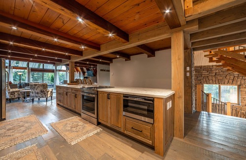 Coram House | Relax at Hebron House-sleeps 12 - 7 miles to Glacier w/scenic views & comfort!