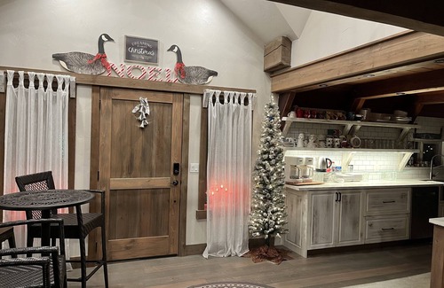 Coram House | Relax at Hebron House-sleeps 12 - 7 miles to Glacier w/scenic views & comfort!