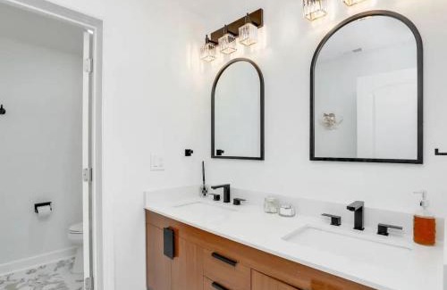 Town and River House | Relax at Lake Breeze 4BR Fort Myers Getaway