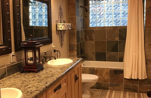 Groveland Cabin | Relax at Lake Front Luxury Lodge-Near Yosemite-Pool Table-Private Dock & Lake -3