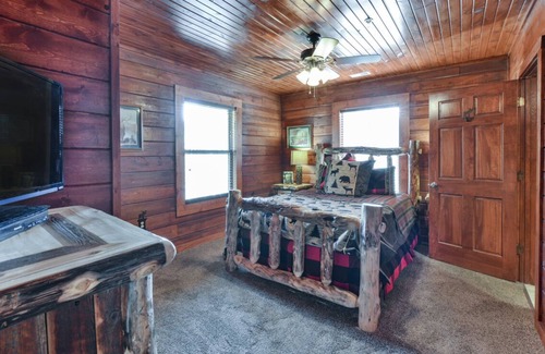 Branson Cedars Cabin | Relax at Moose Creek Cabin | 3 Bed, 3 Bath