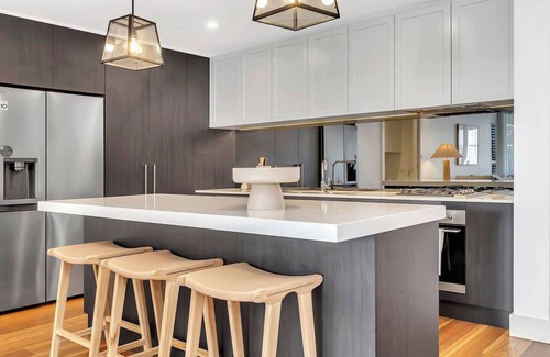 Glenelg North House | Relax at Ronnies Coastal Elegance near the Beach