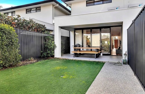 Glenelg North House | Relax at Ronnies Coastal Elegance near the Beach