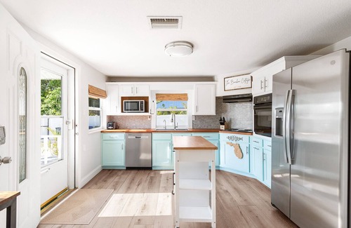 Englewood Cottage | Relax at The Bamboo Cottage - Walk to Dearborn St, minutes to local beaches!