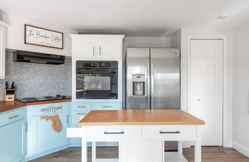 Englewood Cottage | Relax at The Bamboo Cottage - Walk to Dearborn St, minutes to local beaches!