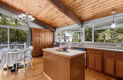 Sandwich House | Relax at This Dog-Friendly Sandwich Retreat