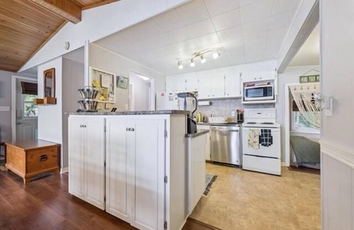 South Bruce Peninsula House | Relax at this waterfront cottage on Colpoy’s Bay—perfect for up to 6 adults and 2 kids. Enjoy a private dock with tiki bar, firepit by the lake, boat access, and nearby trails. A peaceful, fully equipped retreat for your next vacation getaway.