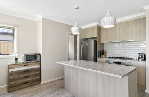 Torquay House | Relax at Torquay Dunes: Shops and Beaches Nearby