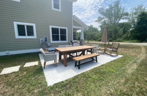 West Wing Estates House | Relax by Lake Michigan within a 5-min stroll