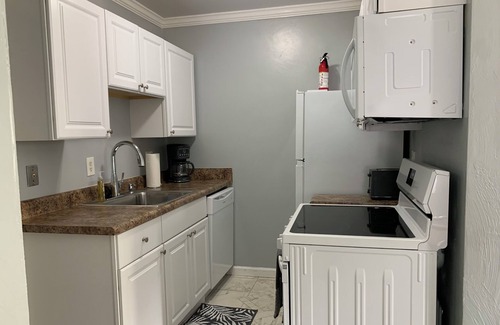 Northeast Virginia Beach Condo | Relax By the Sea - Charming 1-bedroom condo in superb location near the ocean