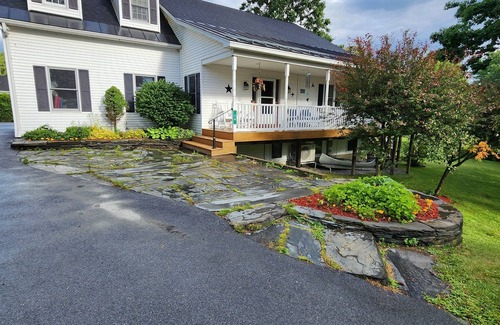 Crystal Beach House | Relax by "The Water's Edge" & enjoy amazing views and year round fun! 3BR/1BA