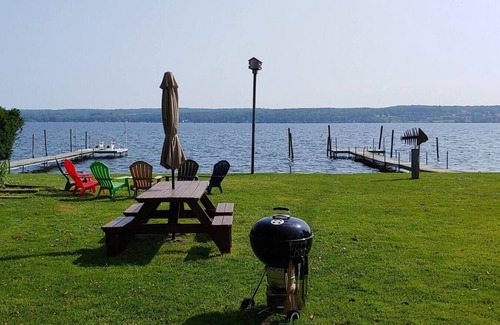 Niobe Cottage | Relax! CHQ Lake Heaven: Open Views, Dock&Big Yard