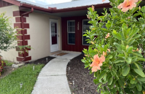 Sun 'N Lake House | Relax, golf and swim at sun n lake retreat. Pet friendly!