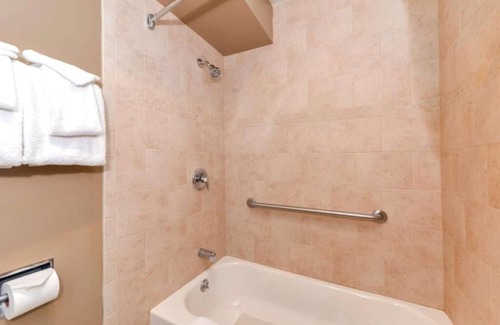 Solvang Hotel | Relax in 4 Comfortable Units, Continental Breakfast, FREE Parking, Outdoor Pool!