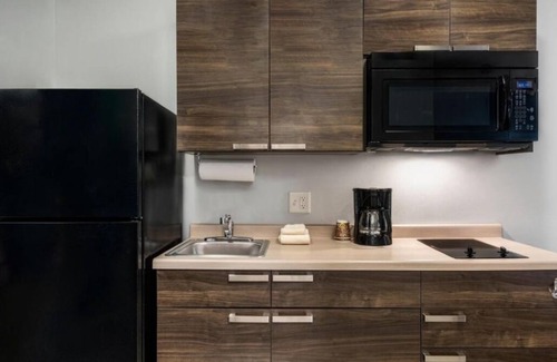 Marion Hotel | Relax in a Clean, Modern Room w/Kitchen Near Harding Presidential Sites