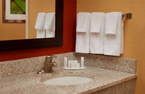 Novi Hotel | Relax in a Spacious Room with Swimming Pool, Perfect for Shoppers & Explorers