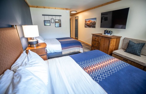Mammoth Lakes Hotel | Relax in Alpine Room Near Mammoth Restaurants, Board Games & Ski Areas