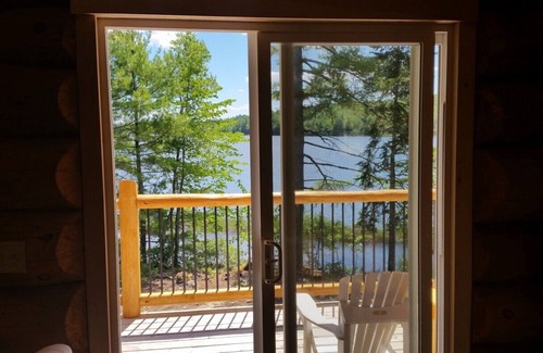 Pleasant River Cottage | Relax in Canada: a lakeside log cottage near Kejimkujik National Park.
