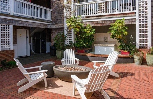 Downtown Cannon Beach Hotel | Relax in Charming Room Steps from Haystack Rock! Beach Access