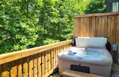 Helen Cottage | Relax in comfort at the Alpine Cottage 2 which is centrally located in Helen.