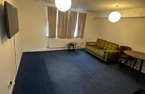 Leeds Apartment | Relax in Comfort – Triple Room with Private Shower
