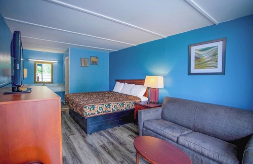 Kernersville Hotel | Relax in Comfort with a King-Sized Bed and Free Parking Included