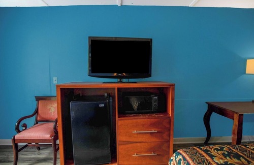 Kernersville Hotel | Relax in Comfort with a King-Sized Bed and Free Parking Included