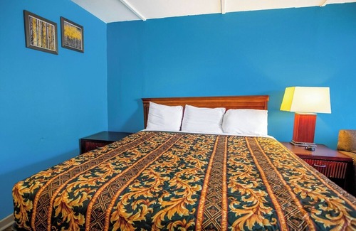 Kernersville Hotel | Relax in Comfort with a King-Sized Bed and Free Parking Included