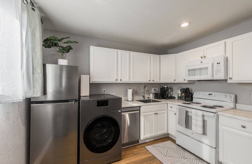 Riverside Apartment | Relax in Cozy style/Spacious King & Queen beds
