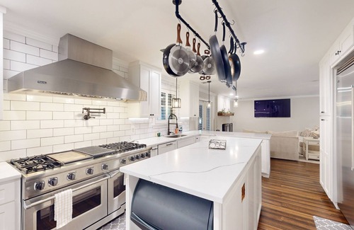 Isle of Hope Historic District House | Relax in historic charm with modern comforts in beautiful Isle of Hope