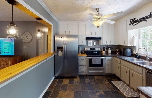 Woodstock Apartment | Relax in Hot Tub* + Porch Swing | 10%/15% Off