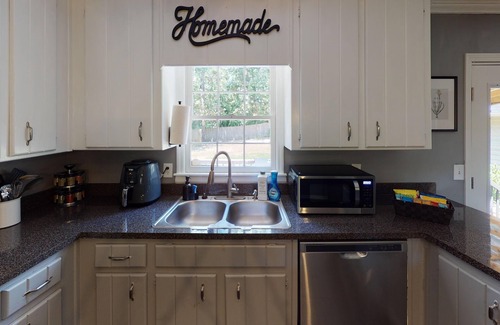 Woodstock Apartment | Relax in Hot Tub* + Porch Swing | 10%/15% Off