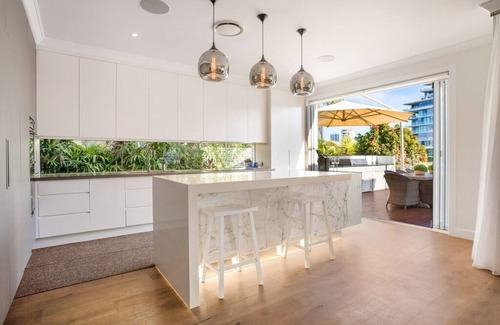 Broadbeach Waters House | Relax in Luxury and Comfort