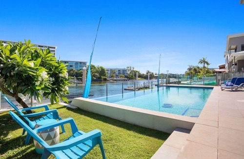 Broadbeach Waters House | Relax in Luxury and Comfort