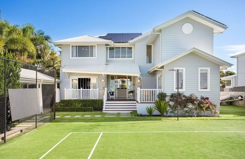 Broadbeach Waters House | Relax in Luxury and Comfort