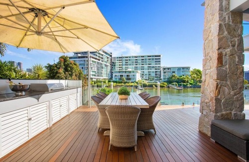Broadbeach Waters House | Relax in Luxury and Comfort