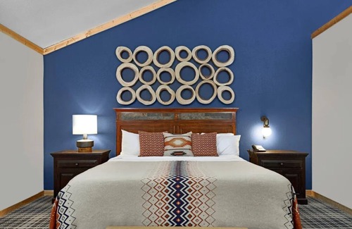 Mammoth Lakes Hotel | Relax in Mountain View Room Near Trails & Mammoth Ski Areas for Getaways