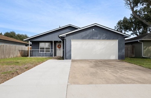 Calallen House | Relax in our 2-bedroom, 2-bathroom home perfect for extended work stays