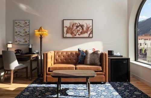 Glenwood Springs House | Relax in Our Charming, Modern Renovated Hotel Room with Signature Views