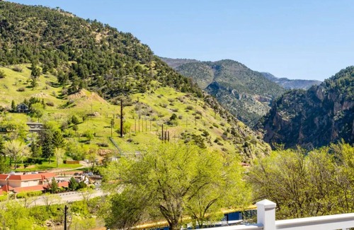 Glenwood Springs House | Relax in Our Charming, Modern Renovated Hotel Room with Signature Views