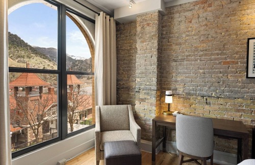 Glenwood Springs House | Relax in Our Charming, Modern Renovated Hotel Room with Signature Views