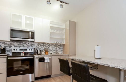 Crossroads Arts District Condo | Relax in Pure Bliss: Elegant Hideaway with Panoramic Rooftop Retreat 526