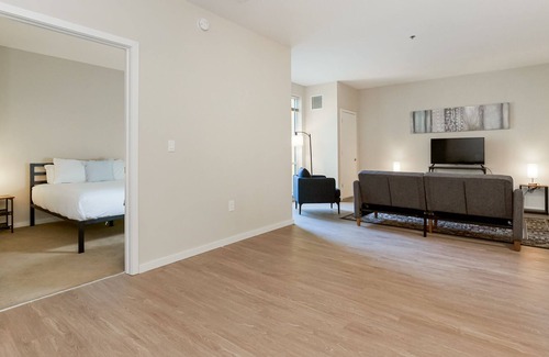 Crossroads Arts District Condo | Relax in Pure Bliss: Elegant Hideaway with Panoramic Rooftop Retreat 526