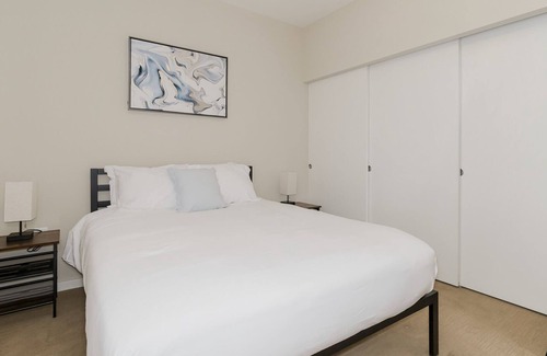 Crossroads Arts District Condo | Relax in Pure Bliss: Elegant Hideaway with Panoramic Rooftop Retreat 526