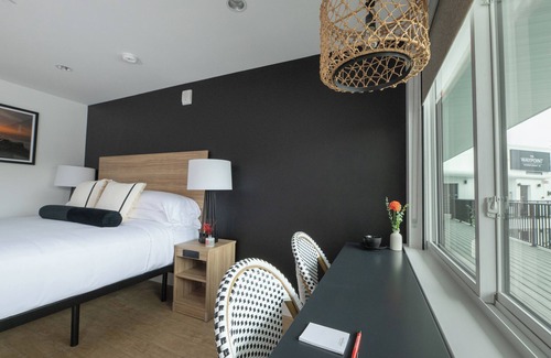 Rehoboth Beach Hotel | Relax in Rehoboth Beach with Outdoor Fireplace, Free Weekend Breakfast & Parking