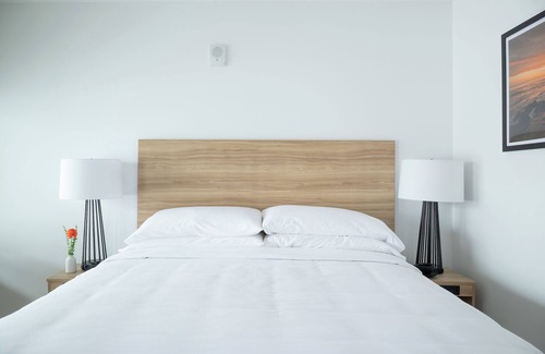 Rehoboth Beach Hotel | Relax in Rehoboth Beach with Outdoor Fireplace, Free Weekend Breakfast & Parking
