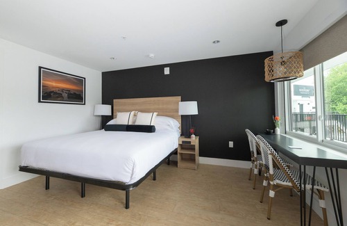 Rehoboth Beach Hotel | Relax in Rehoboth Beach with Outdoor Fireplace, Free Weekend Breakfast & Parking