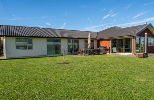 Riwaka House | Relax in Riwaka, Sun, Space, Cycle