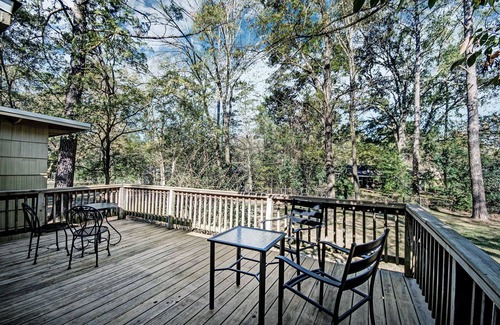 Tougaloo House | Relax in Shady Oaks Near Hospitals & Dining